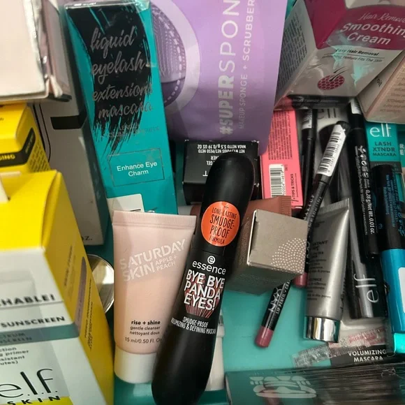 Beauty and Skincare Gift Set - Picture 4 of 16